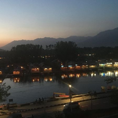 Shah Abbas Hotel At Dal Lake Srīnagar Exteriör bild