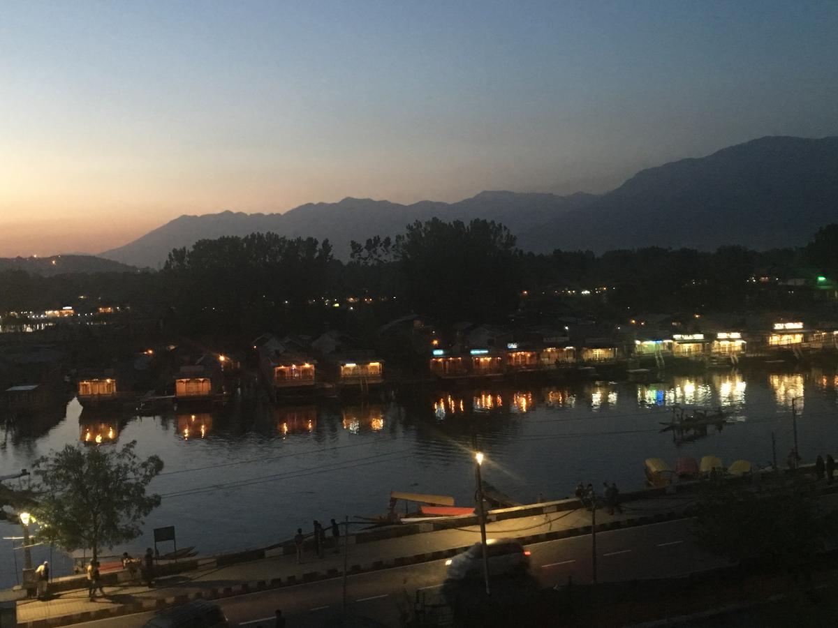 Shah Abbas Hotel At Dal Lake Srīnagar Exteriör bild