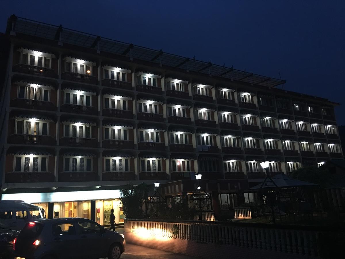 Shah Abbas Hotel At Dal Lake Srīnagar Exteriör bild